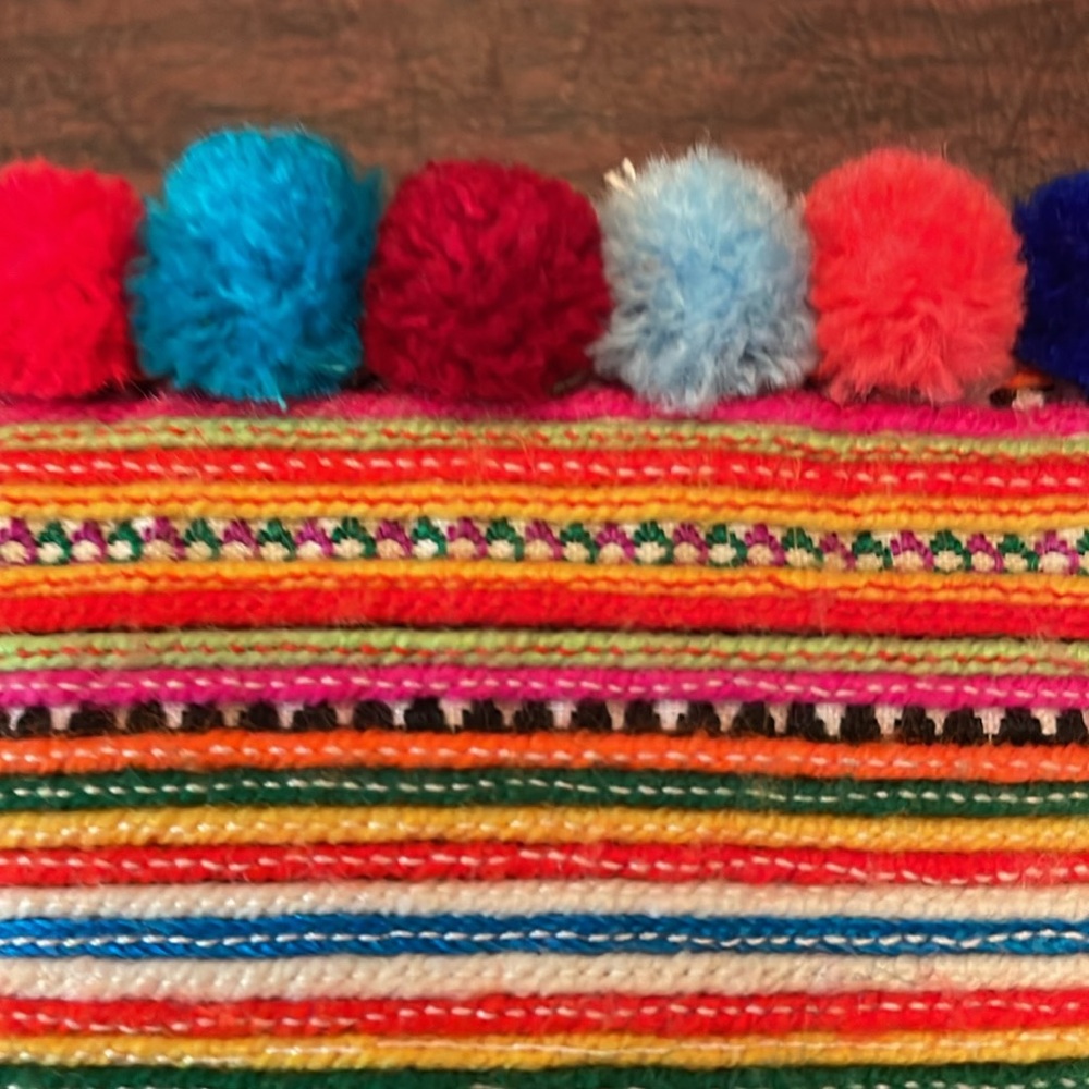 Small embroidered wristlet or clutch - Picture 3 of 6